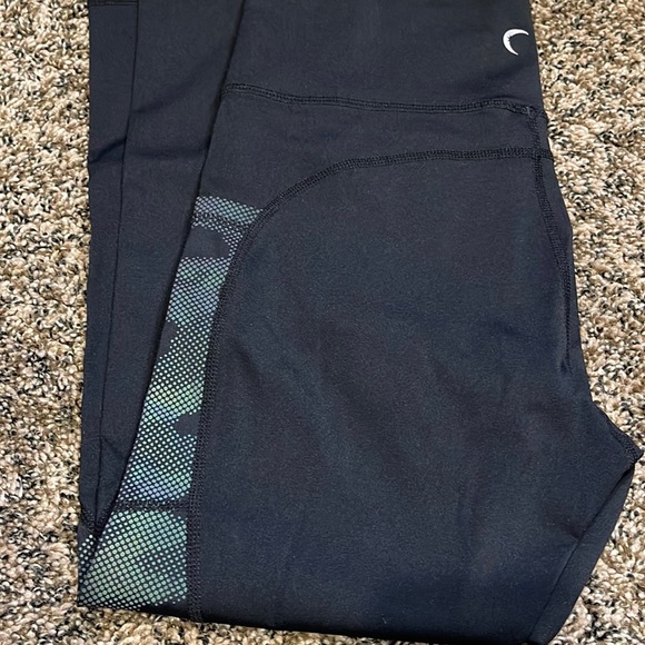ZYIA Pants - Reflective Black Camo Brilliant Capris
